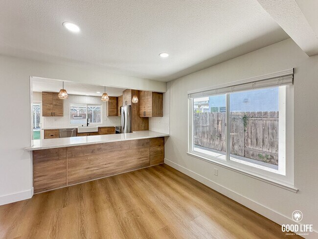 Foto del edificio - Executive Luxury Living in Mira Mesa | Fully Remodeled 4BR Residence with Private Balcony & Enter...