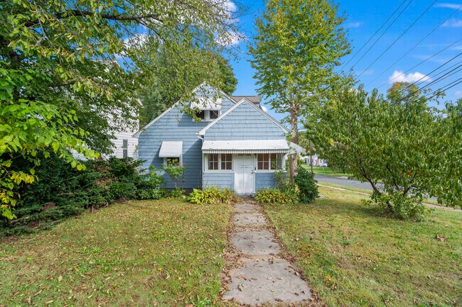 Foto del edificio - 518 Quaker Ln S