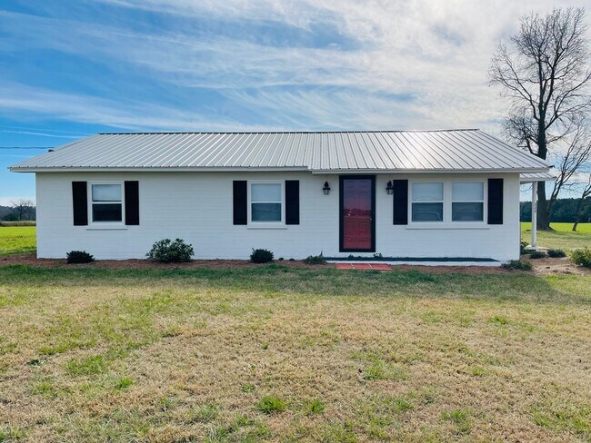 Building Photo - *PLENTY OF PRIVACY* 3 BR, 1 BA RENOVATED F...