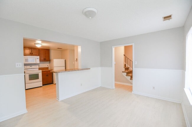 Building Photo - Spacious Townhome Updated Throughout!