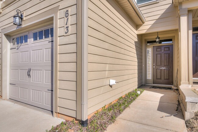 Building Photo - Updated 2 Bedroom 2.5 Bath Townhouse in Cr...