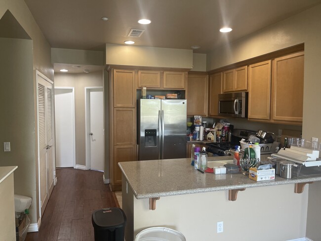 Kitchen - 500 N Willowbrook Ave