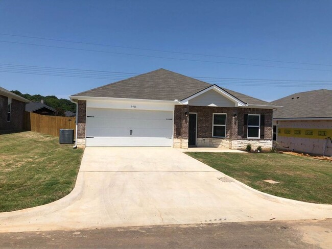 Building Photo - 4 Bedroom in Hallsville