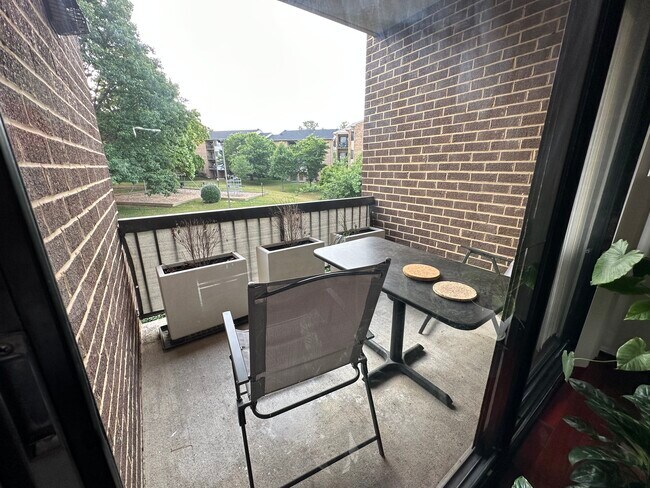 Foto del edificio - 11210 Cherry Hill Rd