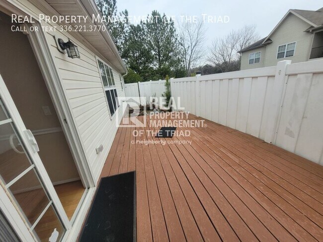 Building Photo - Bright & Airy One Level Town Home in Clemmons
