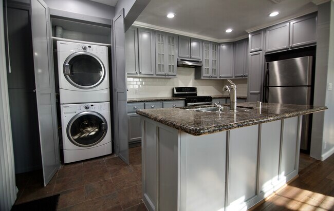 Cocina - 366 S Barrington Ave