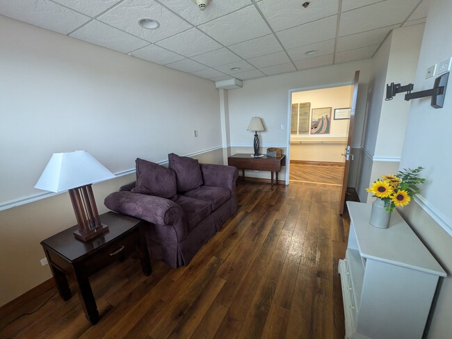 Sala de estar - The Pearl of Montclare Memory Care