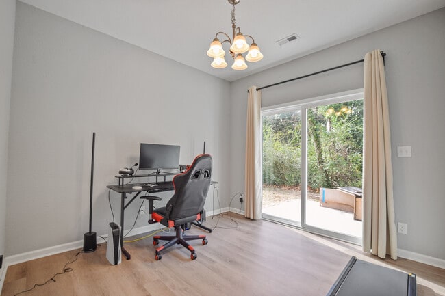 Foto del edificio - 305 N Division St