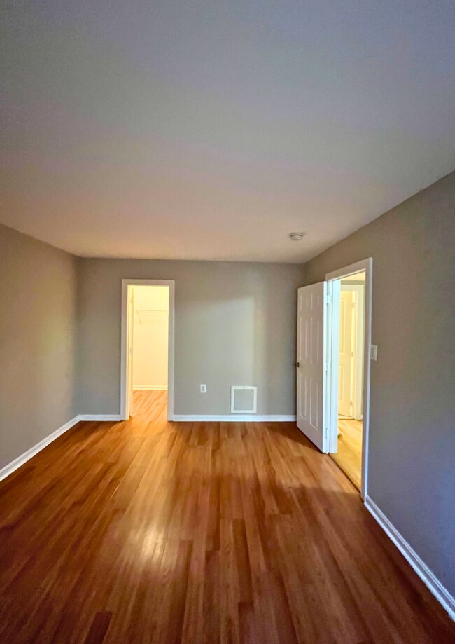 Foto del edificio - Modern 2-Bedroom Apartment with In-Unit La...