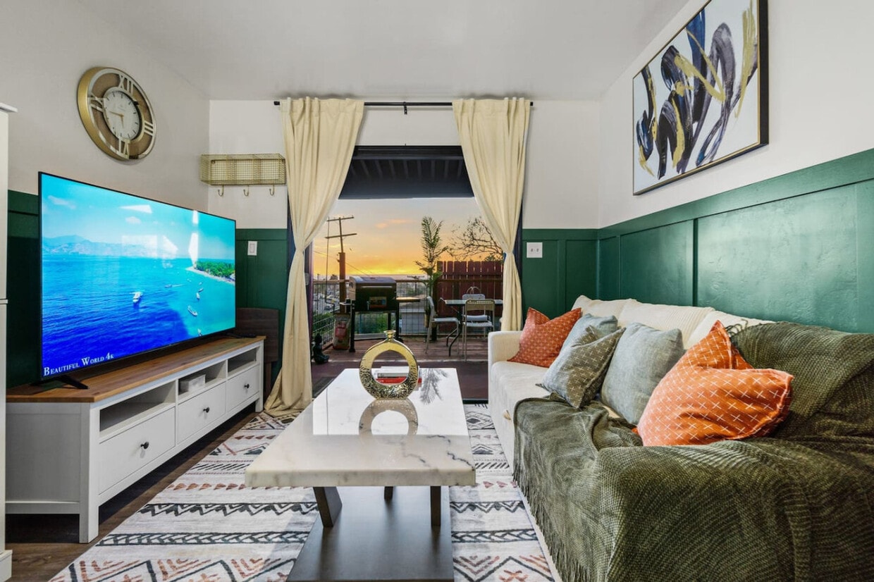 Foto principal - 5551 Churchward St