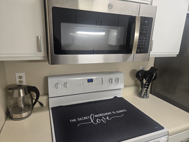 Stove, microwave - 110 Heywood Rd