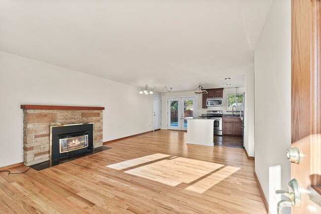 Building Photo - Charming 3-Bed Lakewood Home | Fully Updat...