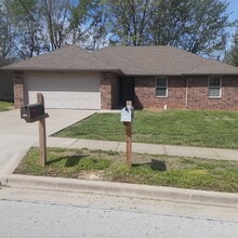 Building Photo - 325 S Casa Grande Ave