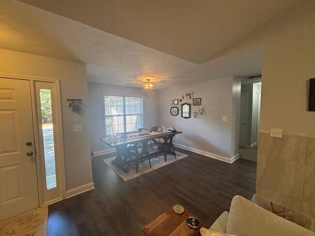 Foto del edificio - Charming 3-Bed, 2-Bath Home in Statham, GA