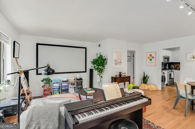 Foto del edificio - 96 Ardmore Pl NW