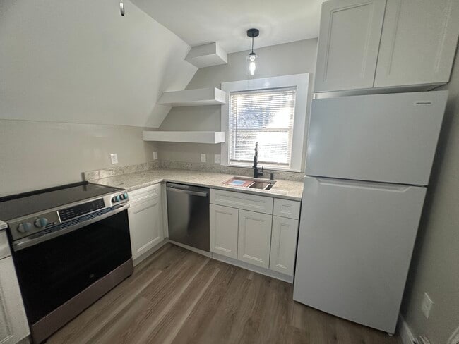 Building Photo - 17 Central St