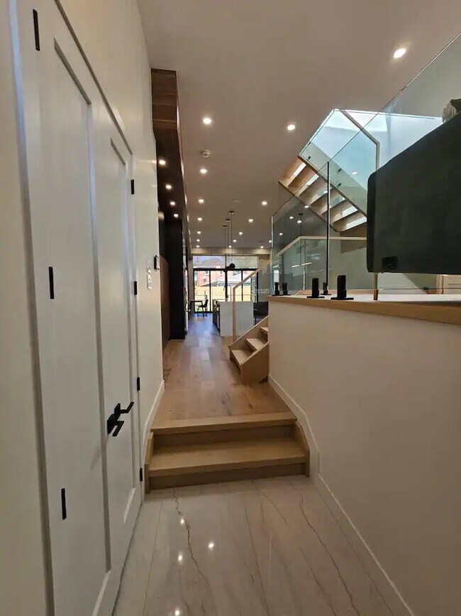 Building Photo - 2 Holmstead Av