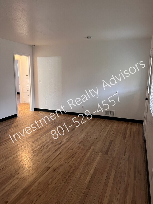 Building Photo - Spacious Apartment in Millcreek!