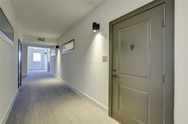 Foto del edificio - 100 Mockingbird Ln W