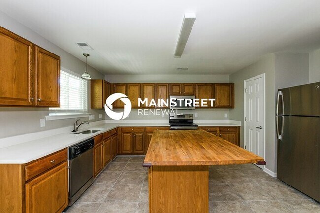 Building Photo - 3 Bedroom Pet-Friendly Home in Charlotte, NC with Main Street Renewal