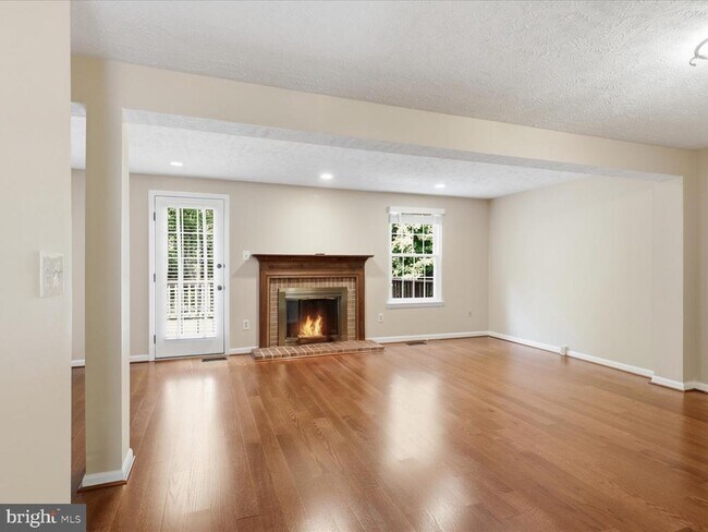 Building Photo - 1563 Autumn Ridge Cir