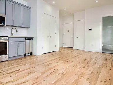 Building Photo - Beautiful one bed, one bath, duplex, boasts space and style.