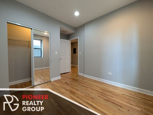 Building Photo - 4759 N Maplewood Ave