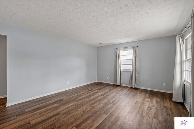 Building Photo - WELCOME HOME! AVAILABLE NOW!