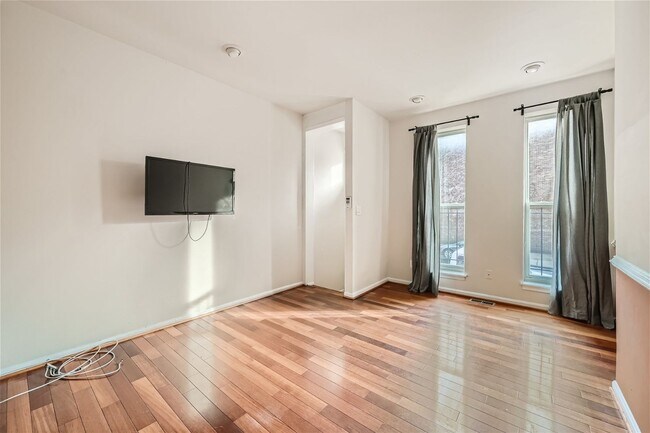 Foto del edificio - 5 Bed 3 Bath | 1762 sqft | $2000 | 36 Park...