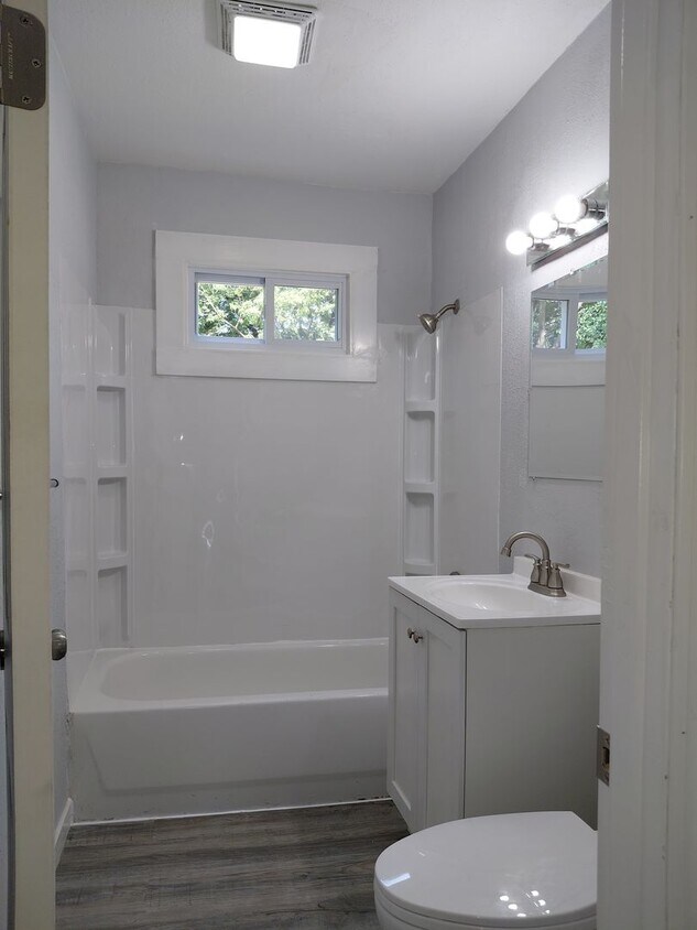 Foto principal - 2 bedroom 1 bath house