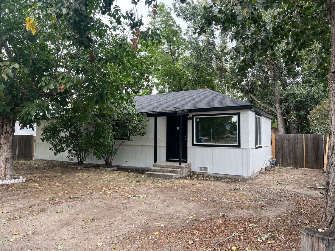 Primary Photo - Cute newly remodeled 2 bed 1 bath home on ...