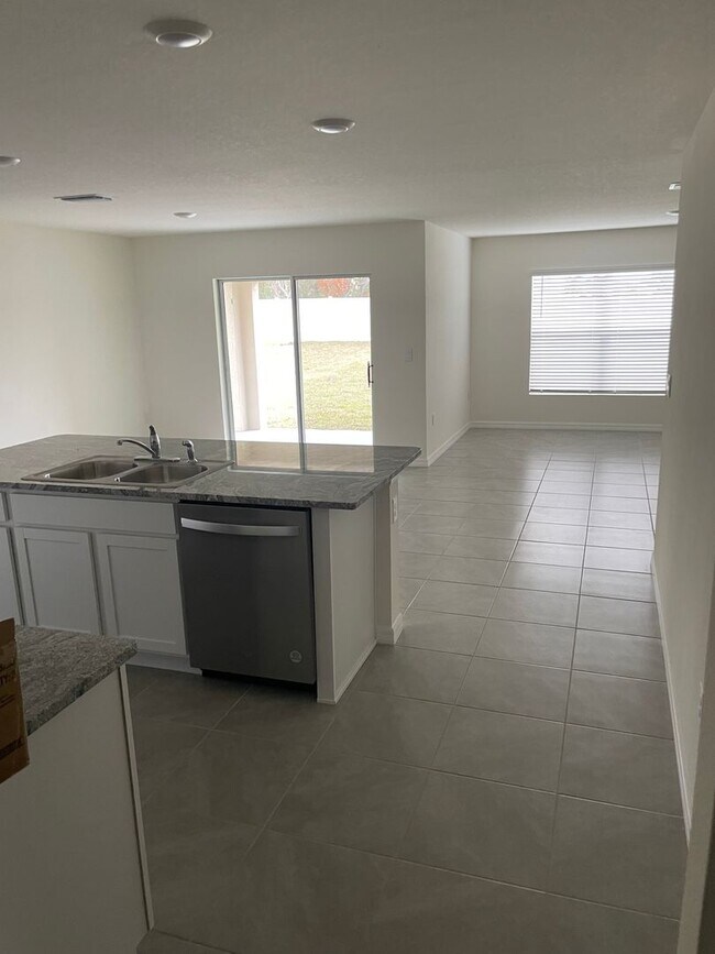 Building Photo - Gorgeous 4 bedroom 2 bathroom home