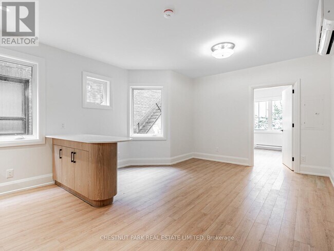 Photo du bâtiment - 2528-2528 Yonge St