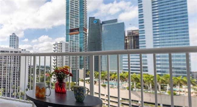 Foto del edificio - 1420 Brickell Bay Dr