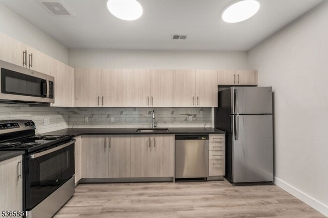 Building Photo - 72 S Essex Ave