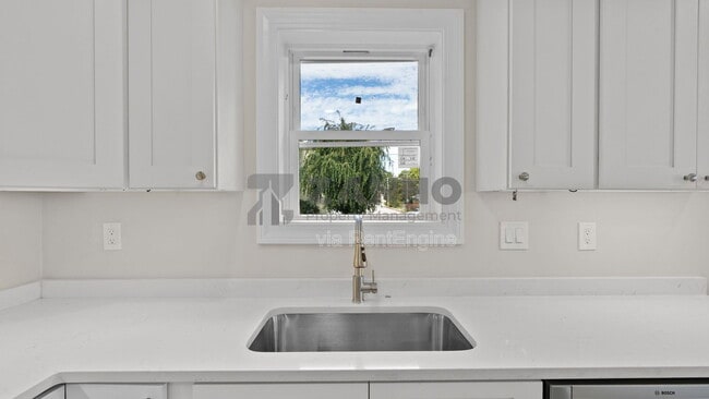 Foto del edificio - 76 Bouvier Ave
