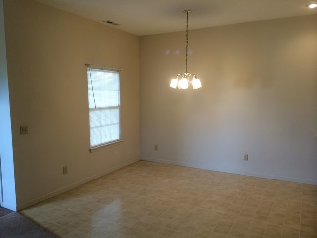Building Photo - 201 Weeping Willow Ln