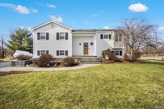 Building Photo - 9 Pilgrim Ln