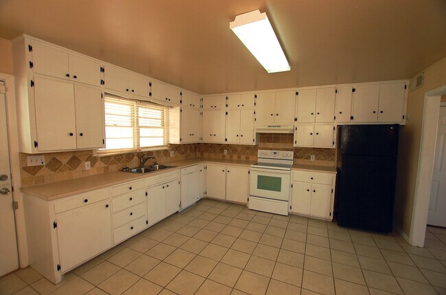 Building Photo - Charming 3-Bedroom Home Near Texas Tech – ...