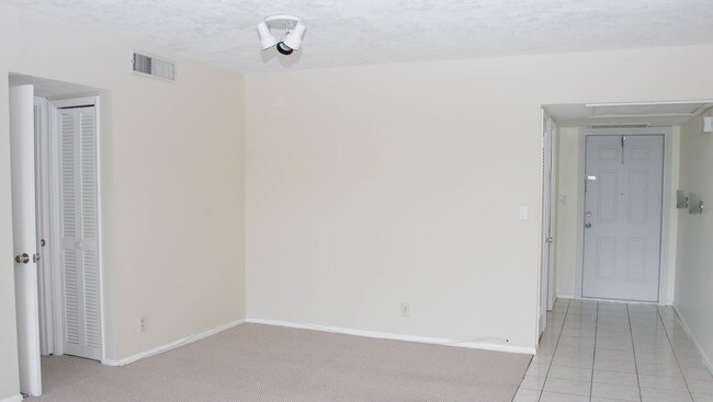 Building Photo - 2801 N Palm Aire Dr