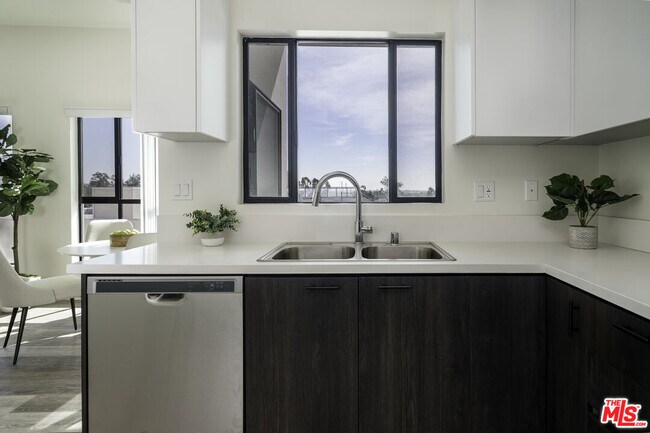 Foto del edificio - 2465 Purdue Ave