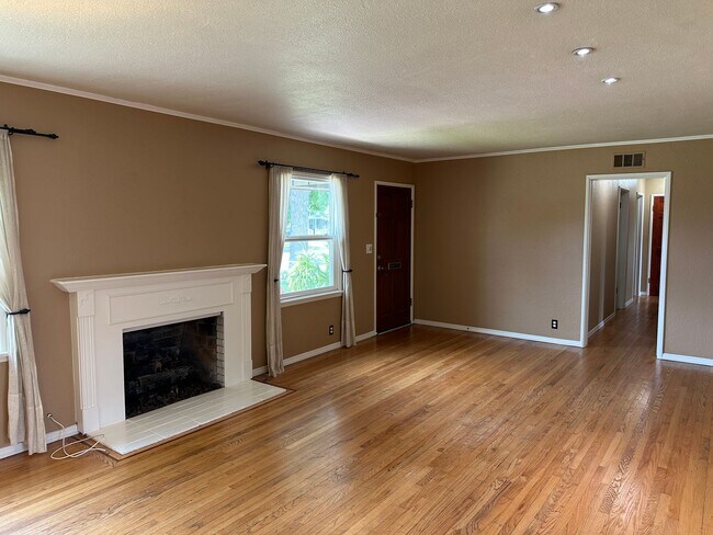 Foto del edificio - Spacious and Well Maintained 3 Bedroom Home in Orange