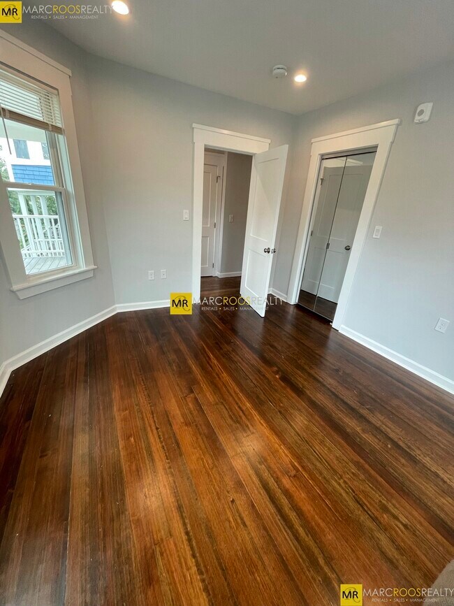 Foto del edificio - 31-33 Raymond Ave. Unit 33-3