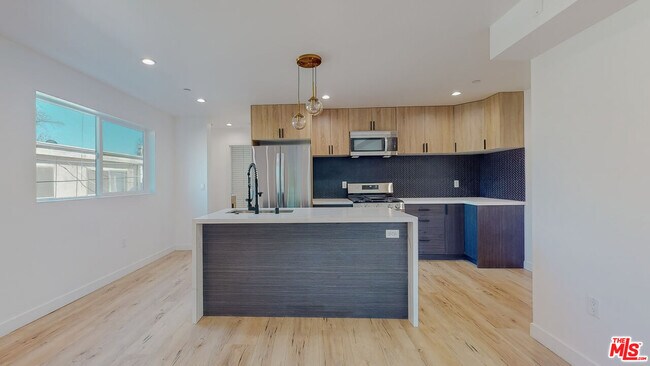 Building Photo - 14421 Califa St