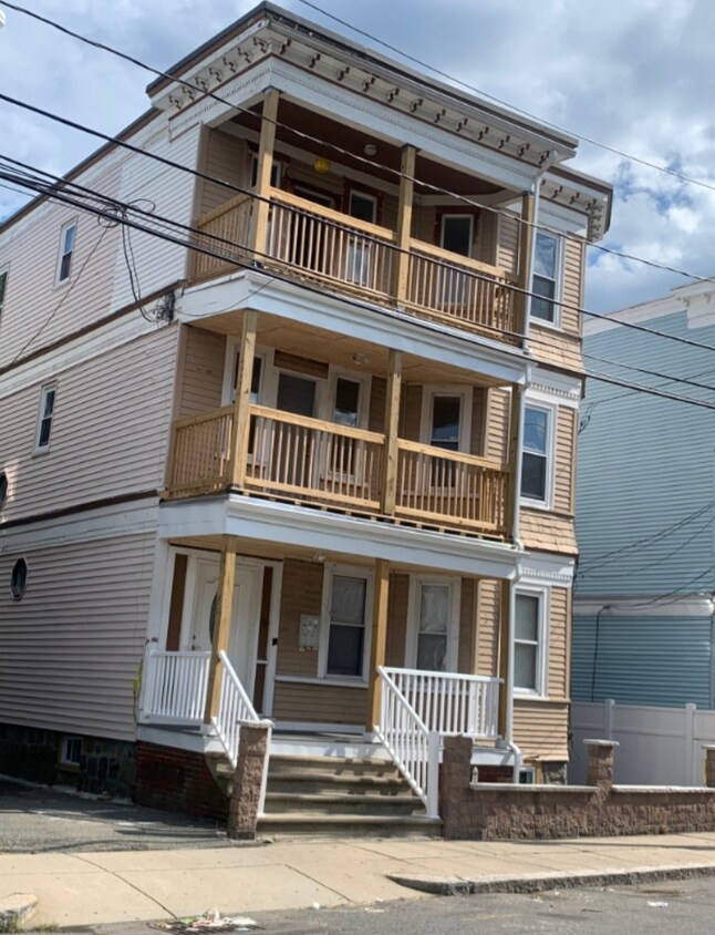 Primary Photo - 68 Wildwood St