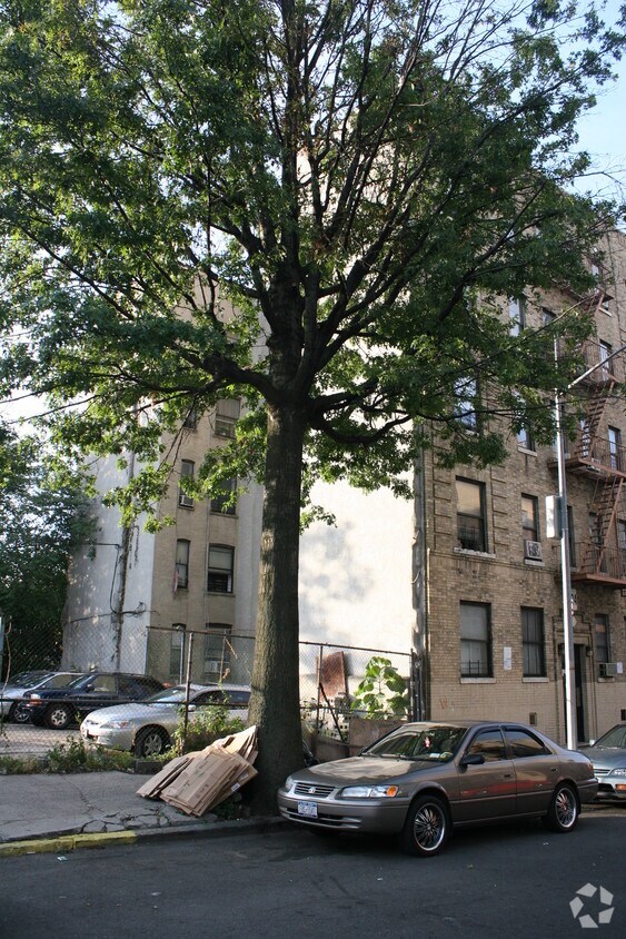 Primary Photo - 2024 Davidson Ave