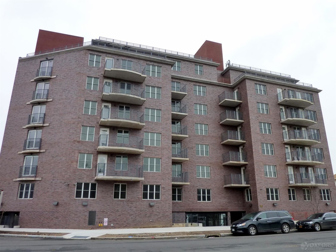 Primary Photo - 106 Remsen Ave