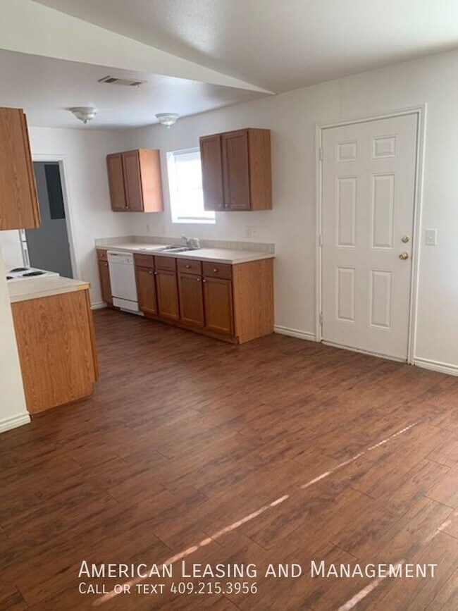 Building Photo - 3-Bedroom 2-Bath Brick Home Ready for Leas...