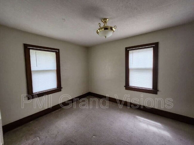 Building Photo - 303 E Kellar Ln