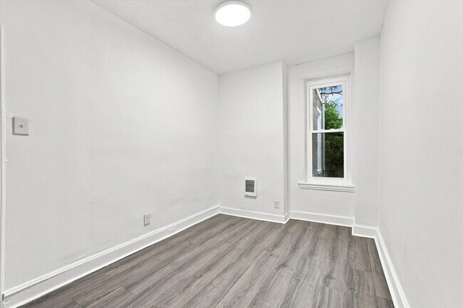 Foto del edificio - 2411 W Oakdale St